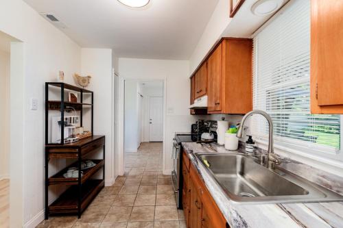 Lovely Landing Pad near Lambert Airport 3 bed bath in Berkeley, USA