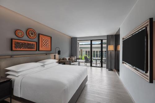 Deluxe Guest room, 1 King, Balcony image 2