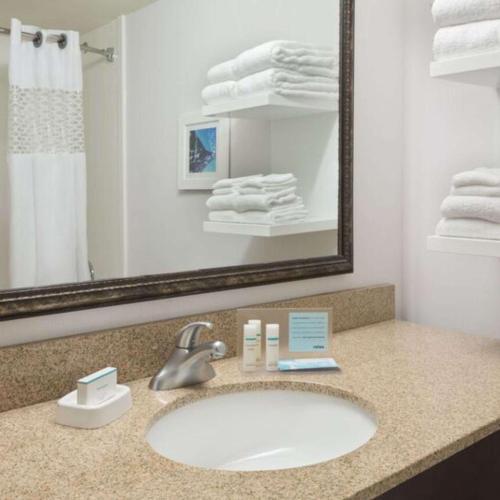 Hampton Inn - Atlanta Perimeter Center Room Type - King Room with King Bed - Non-Smoking