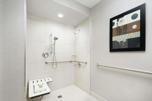 Queen Room with Two Queen Beds and Roll-In Shower - Mobility Access image 3