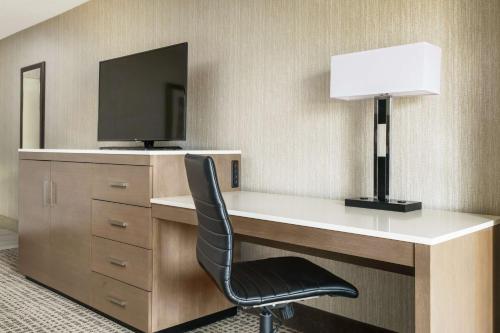 Standard King Room with Sofa Bed image 2
