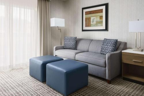 Standard King Room with Sofa Bed image 3