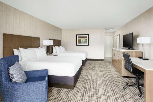 Queen Room with Two Queen Beds and Roll-In Shower - Mobility Access image 2