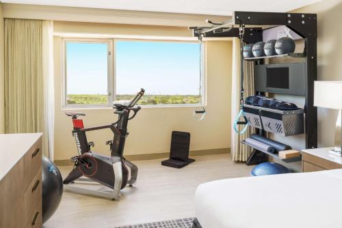 DoubleTree by Hilton Orlando Airport Room Type - Fitness King Room