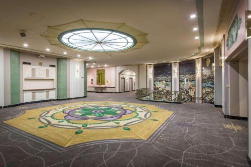 Hilton Cincinnati Netherland Plaza - image 7