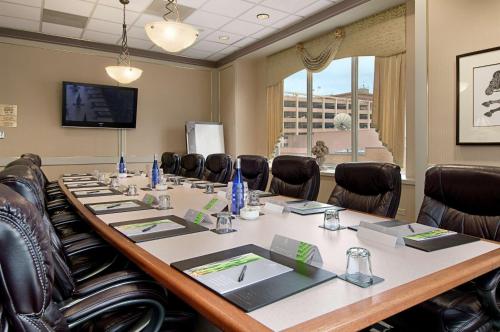 Hilton Cincinnati Netherland Plaza - image 8