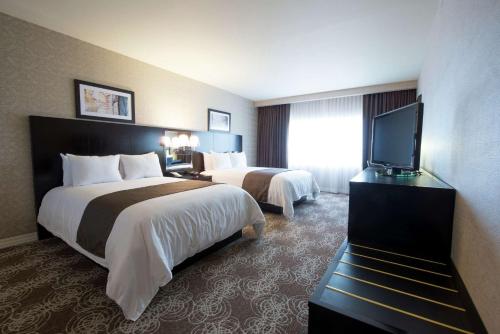 2 queen beds