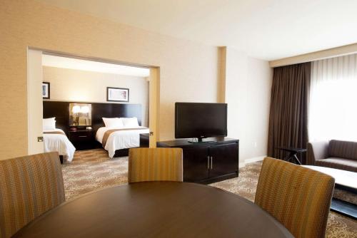 2 queen beds, 1 sofa bed
