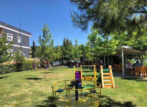 Bērnu klubs, Lundra in Kuçovë