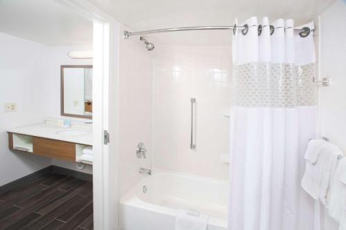 Hampton Inn & Suites Annapolis - image 10