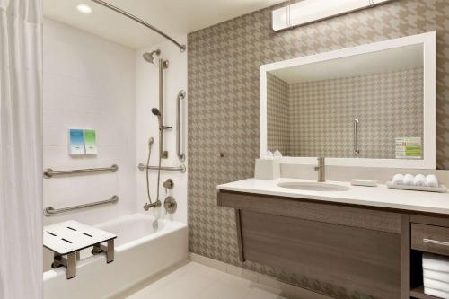 King Studio Suite with Accessible Tub - Mobility Access image 8
