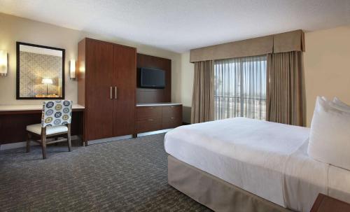 Embassy Suites Anaheim - North Room Type - King Room - Mobility Access/Non-Smoking