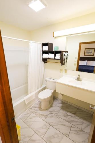Chatham Travel Lodge - 화장실