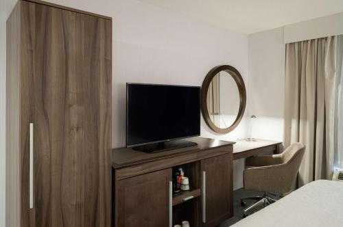 Queen Room image 3