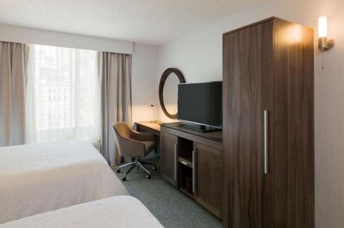 Queen Room with Two Queen Beds image 2