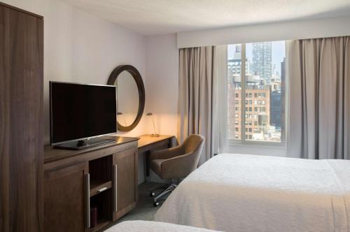Queen Room with Two Queen Beds and City View image 2