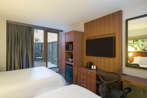 Hilton Garden Inn Central Park South - image 8