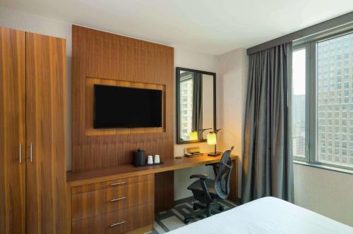 Hilton Garden Inn Central Park South - image 36