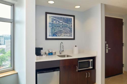 Hampton Inn Washington DC - Convention Center - image 11