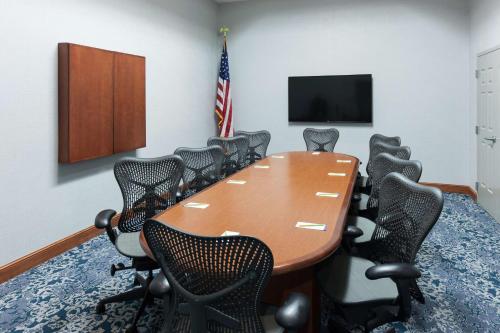 Hilton Garden Inn Lake Forest Mettawa - image 9