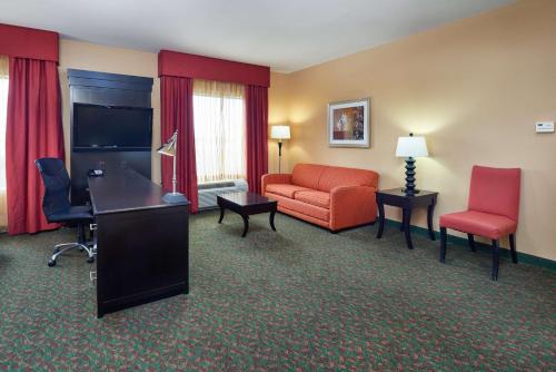 2 queen beds, 1 sofa bed