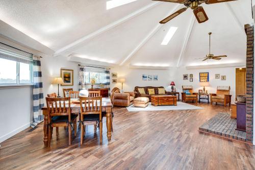 Guntersville Hideaway with Mountain and Lake Views! in Albertville, USA