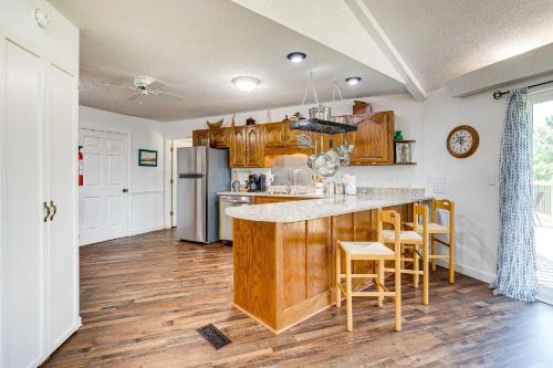 Guntersville Hideaway with Mountain and Lake Views! in Albertville, USA