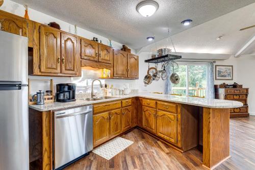 Guntersville Hideaway with Mountain and Lake Views! in Albertville, USA
