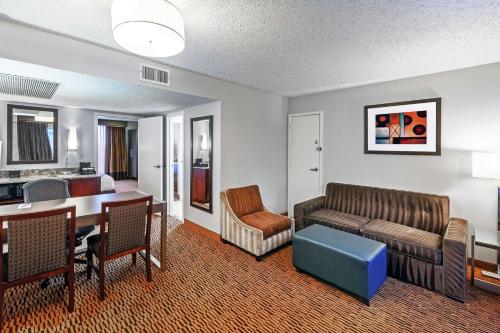 Two-Room King Suite - Non-Smoking image 3