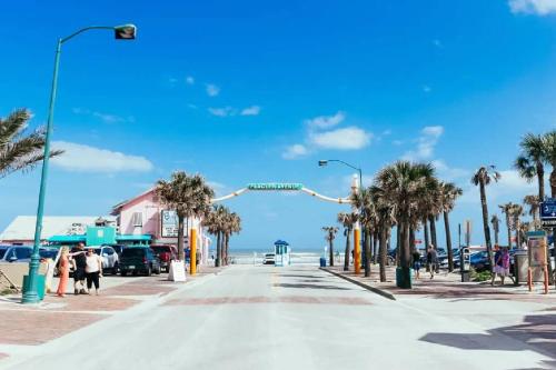 New Nautical Townhouse Paradise walk to Flagler Ave! in New Smyrna Beach, USA