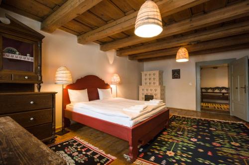 1 queen bed, 4 twin beds