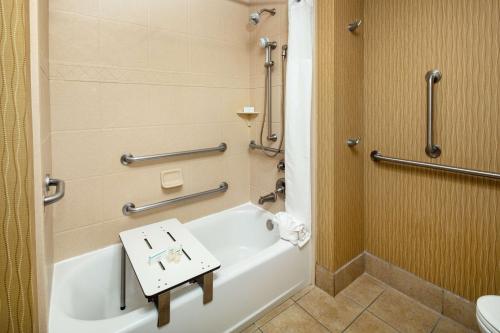 King Room with Accessible Tub - Mobility and Hearing Access/Non-Smoking