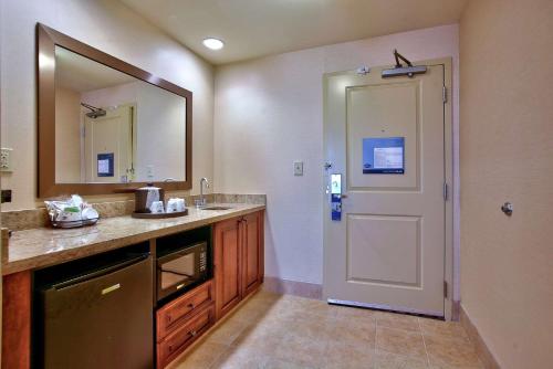 Kitchen, Hampton Inn & Suites Scottsdale at Talking Stick in Central Scottsdale