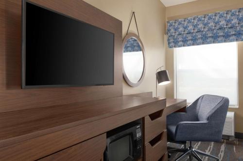 Hampton Inn Tracy - image 23