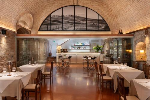 Ресторан, Hotel Ristorante Borgo Antico in Монтероні Д"Арбія