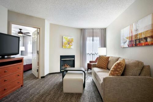 One-Bedroom King Suite with Fireplace - Non-Smoking 