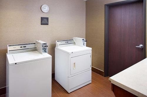 Hampton Inn & Suites Palmdale - image 3