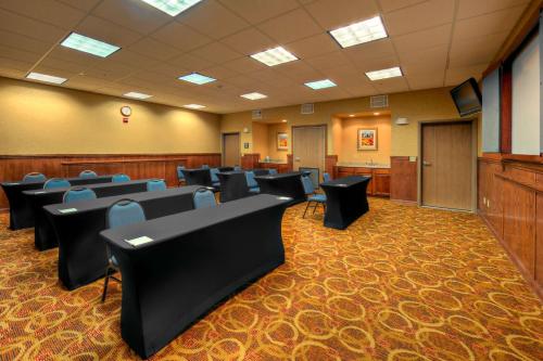 Hampton Inn & Suites Palmdale - image 7