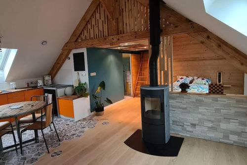 virtuve, Gîte des Vernet - Loft chaleureux entre lacs et montagnes (Gite des Vernet - Loft chaleureux entre lacs et montagnes) in Marigny-Saint-Marcel