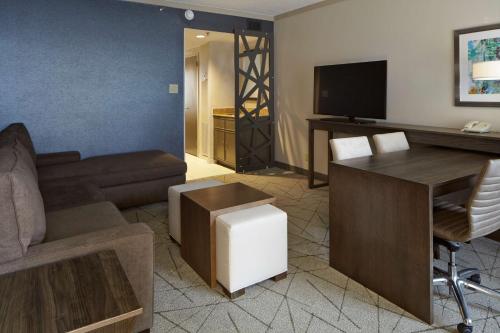 Two-Room King Suite - Non-Smoking image 3