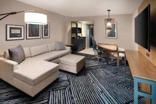 Embassy Suites by Hilton San Rafael Marin County Room Type - King Suite