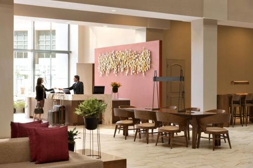 Embassy Suites by Hilton Phoenix Downtown North photo 4