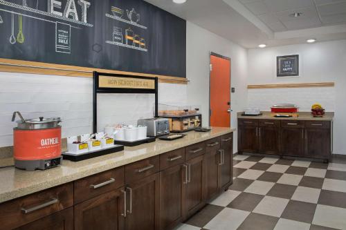 Hampton Inn & Suites Portland/Hillsboro-Evergreen Park - image 9