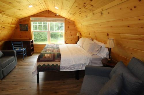 . Chicory Cabin at Maple Ridge Creek, Accessible and Pet Friendly