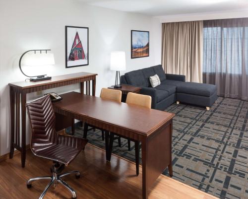 Embassy Suites Anchorage - image 10