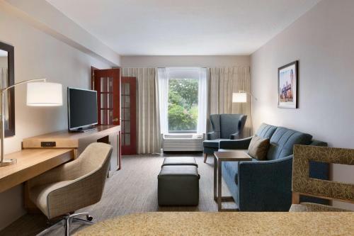Hampton Inn Long Island-Brookhaven - image 11