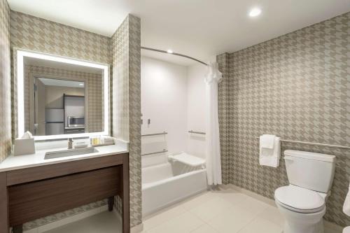 King Studio Suite with Bath Tub - Mobility Accessible