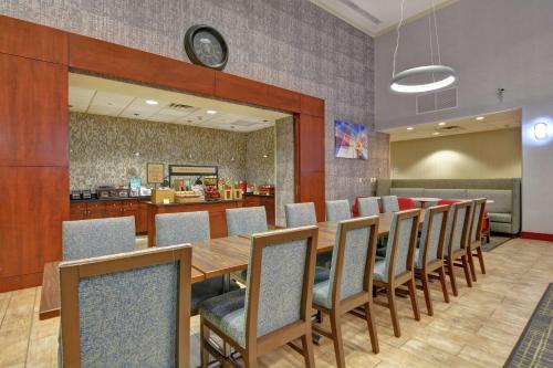 Hampton Inn & Suites Newark-Harrison-Riverwalk