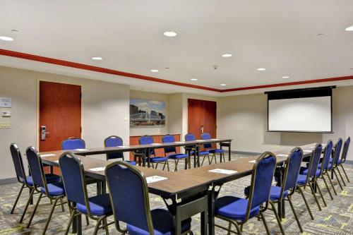 Hampton Inn By Hilton & Suites Newark-Harrison-Riverwalk