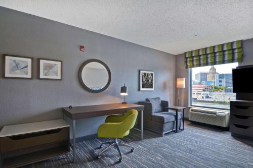 Hampton Inn & Suites Newark-Harrison-Riverwalk - image 10